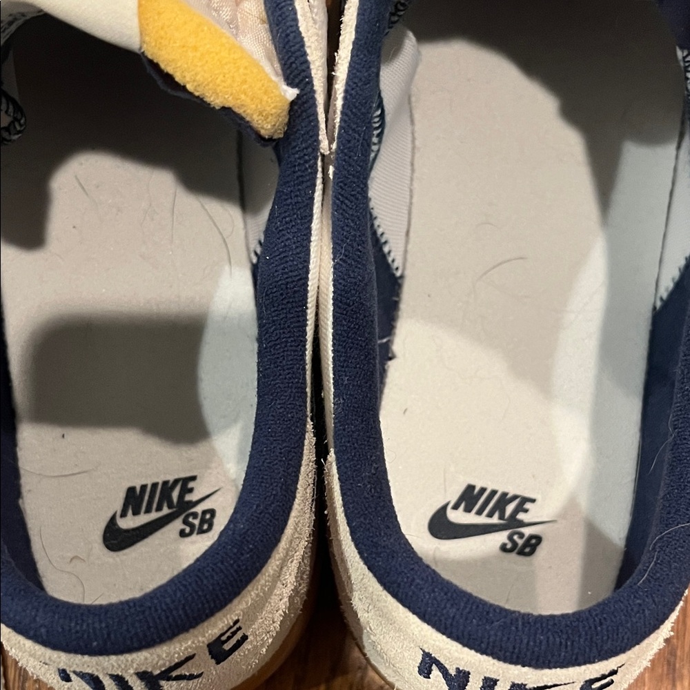 Nike Low-Top Suede Skate Shoes in White and Navy - Picture 5 of 6